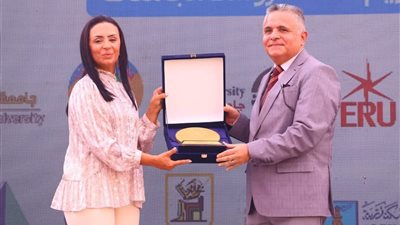 رئيس جامعة السويس يشارك في قمة Start ويتلقى تكريمًا من وزيرة التضامن