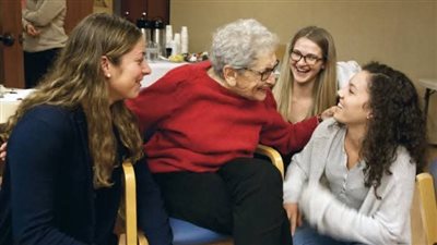 طلاب يعيشون مجانًا في هولندا مقابل رعاية كبار السن.. تعرف على القصة؟