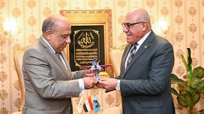 وزيرالكهرباء ورئيس الهيئة العربية للتصنيع، يشهدان افتتاح خط إنتاج أبراج كهرباء