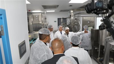 وزير الزراعة ومحافظ الشرقية يتفقدان أكبر مصنع لإنتاج اللقاحات البيطرية