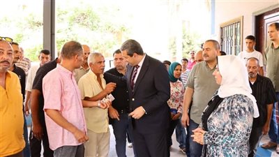  محافظ دمياط يستمع لشكاوى المواطنين بموقف سيارات الأجرة بقرية كفر سعد