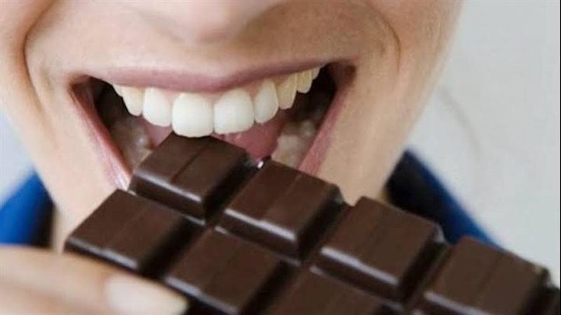 تناول الشكولاتة الداكنة