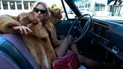 كيت موس في حملة إعلانية جديدة لسان لوران: أسلوب الموضة العصرية