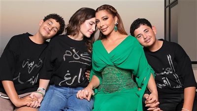 بإطلالة مزينة بكلمات أغانيها.. أصالة تهنأ ابنتها شام بعيد ميلادها