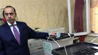 الوزير محمود فوزي يدلي بصوته الانتخابي في لجنة مدرسة الهرم الفندقية المشتركة