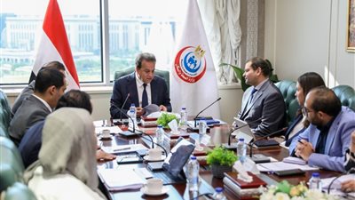 وزير الصحة يعقد اجتماعاً مع هيئتي «التأمين الشامل والرعاية»