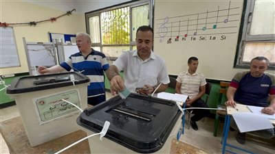 رئيس لجنة الاتصالات بمجلس النواب يدلي بصوته في انتخابات الشيوخ بطوخ