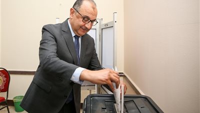 وزير قطاع الأعمال العام يدلي بصوته في انتخابات مجلس الشيوخ بالتجمع الخامس