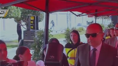 وزير قطاع الأعمال يدلي بصوته في انتخابات مجلس الشيوخ بمدرسة سيزا بالتجمع 