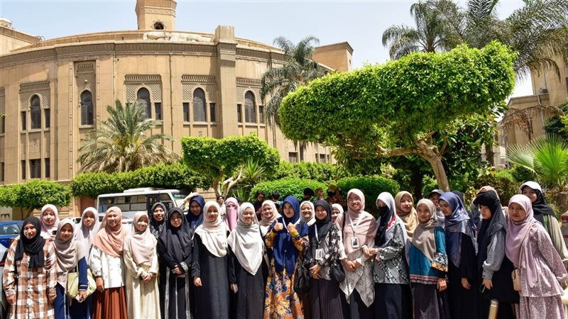 الوافدون يتفقدون