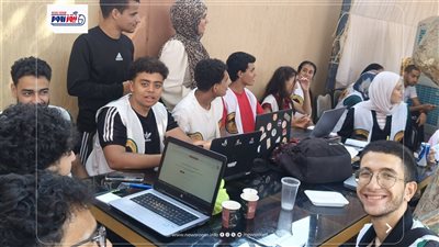 طلاب جامعة الفيوم يتطلعون لمساعدة الناخبين أمام مقار اللجان الانتخابية