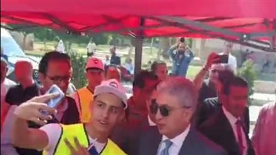 وزير السياحة يدلي بصوته في انتخابات مجلس الشيوخ بالتجمع الخامس