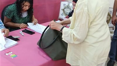 أكبر ناخبة.. مُسنة تدلي بصوتها بانتخابات الشيوخ بلجنة مدرسة قصر الدُبارة