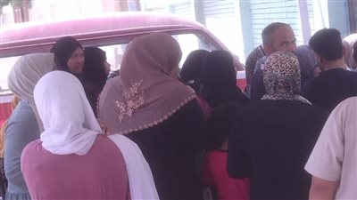 في منتصف اليوم الأول.. توافد الناخبين أمام اللجان مدرسة السيدة عائشة بالمعصرة