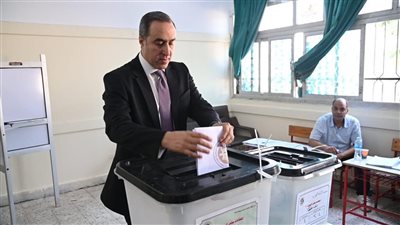 الأمين العام لمجلس النواب يدلي بصوته في انتخابات مجلس الشيوخ