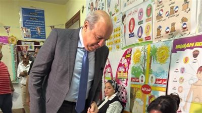 وزير الطيران يدلي بصوته ويلتقط سيلفي مع المواطنين 