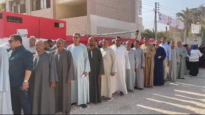 أهالي الفيوم يتوافدون على لجنة دفنو الابتدائية للمشاركة في انتخابات الشيوخ