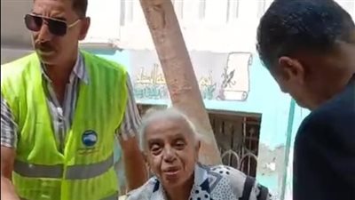 مش قادرة تتحرك وفريق التنظيم بيسندها.. مُسن تقرر الإدلاء بصوتها في لجان انتخاب