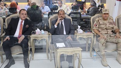 من داخل غرفة العمليات.. محافظ سوهاج يتابع انتخابات مجلس الشيوخ | صور 