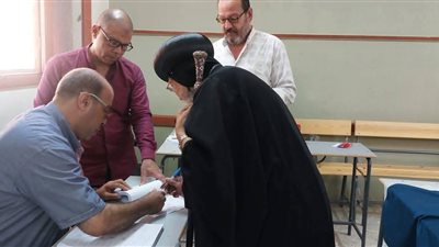 الأنبا مرقس مطران شبرا الخيمة وتوابعها يُدلي بصوته في انتخابات الشيوخ