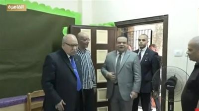 رئيس الوطنية للانتخابات في طابور الناخبين للإدلاء بصوته في انتخابات الشيوخ