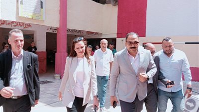 محمود فؤاد رئيس حي بولاق الدكرور يتفقد لجان انتخابات الشيوخ بالمدارس