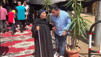 جايه أديله صوتي.. مُسنة تُدلي بصوتها للمرشح محمد مصطفى بانتخابات الشيوخ  