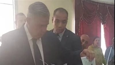 محافظ الإسكندرية يدلي بصوته في انتخابات الشيوخ وسط حشود جماهيرية