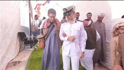 مواطن من ذوي الهمم يتحدى الإعاقة ويدلي بصوته في البحر الأحمر