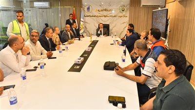 محافظ أسيوط يترأس غرفة العمليات المركزية لمتابعة انتخابات مجلس الشيوخ