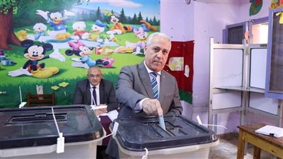 رئيس الهيئة الوطنية للصحافة يدلي بصوته في انتخابات الشيوخ 2025