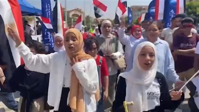 الآباء والأمهات يصطحبون أبنائهم وينشدون أغاني وطنية بلجنة سيزا النبراوي 