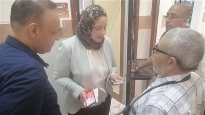 مديرة فرع التأمين الصحي بدمياط تتفقد سير العمل بعيادة الأمل الشاملة
