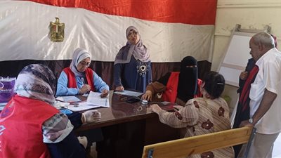 في قلب العرس الانتخابي.. مبادرة 100 يوم صحة تخدم ناخبي الفيوم داخل اللجان
