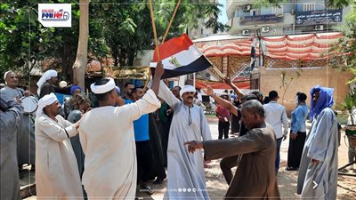 بالتحطيب والمزمار.. أجواء احتفالية أمام لجان التصويت بالمنيا