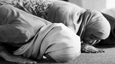 ما حكم اقتداء النساء بالإمام عن طريق مكبرات الصوت؟ 