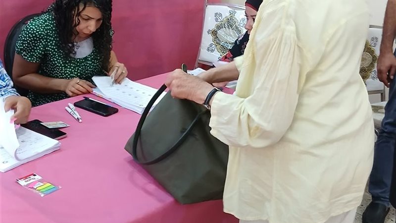 مسنة تدلي بصوتها