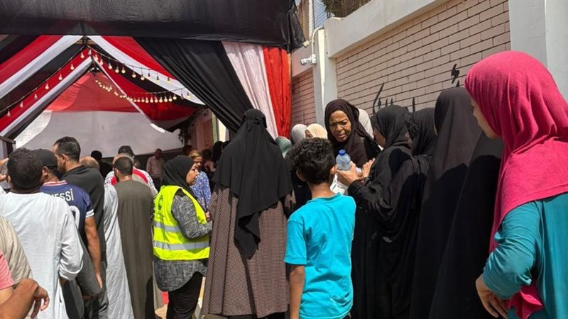 حشد جماهيري أمام