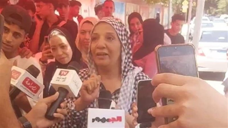 إحدى المواطنات توجه
