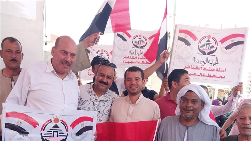 توافد الأهالي 