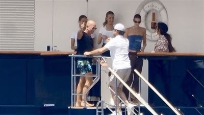 بيزوس وسانشيز يستضيفان دي كابريو وفيتوريا في موعد على يخت بـ485 مليون دولار