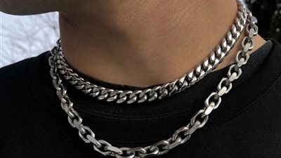 ما حكم ارتداء السلسلة الفضة للرجل وربط شعره على هيئة ضفائر؟