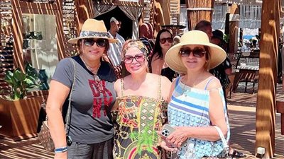 ليلى علوي تنشر صورًا جديدة من اليونان مع إلهام شاهين وهالة صدقي|صور 