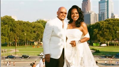 بفستان طويل جداً.. حفل زفاف أسطوري للنجمة العالمية شيريل لي رالف 