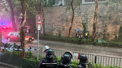 تحذير أسود وعزل كامل: هونج كونج تغرق تحت الأمطار الغزيرة 