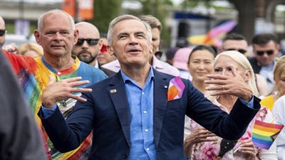 مارك كارني يحتضن رجلًا شبه عارٍ في مسيرة لـ