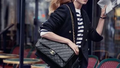 في ذكرى ميلاد أول حقيبة كتف في العالم.. نجمات اخترت إرتداء الحقيبة الأيقونية