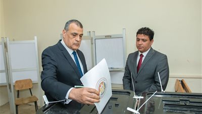 وزير الدولة للإنتاج الحربي يدلي بصوته في انتخابات مجلس الشيوخ