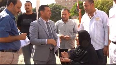 لفتة إنسانية.. قاضي يخرج لسيدة عجوز للإدلاء بصوتها فى انتخابات الشيوخ