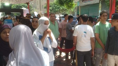 على أنغام «بشرة خير».. رقص المواطنين أمام اللجان بمدينة 15 مايو بالشيوخ